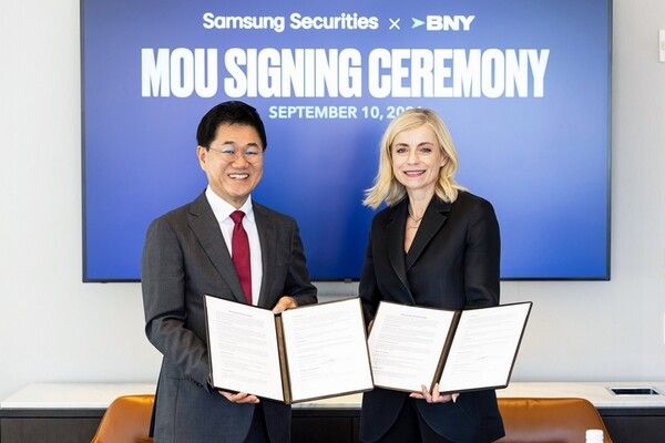 뉴욕의 BNY 본사에서 삼성증권 박종문 사장과 BNY 카팅카 월스트롬(Cathinka Wahlstrom) 최고 고객 책임자, 그리고 양사 관계자가 참석해 포괄적 업무제휴를 진행했다. (왼쪽부터) 삼성증권 박종문 사장, BNY 카팅카 월스트롬(Cathinka Wahlstrom) 최고고객책임자/사진=삼성증권 제공
