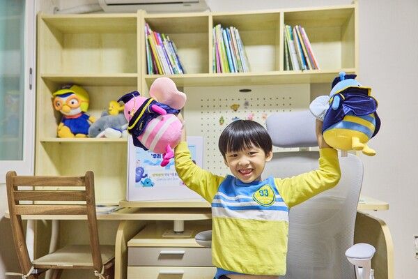 지난해&nbsp;11월 전북 전주에서 우리다문화장학재단의 학습용 가구를 지원받은 아동이 새롭게 조성된 학습공간에서 환하게 웃고 있다.