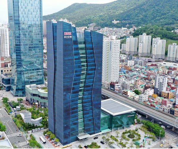 BNK부산은행 본점 전경/사진=BNK부산은행 제공