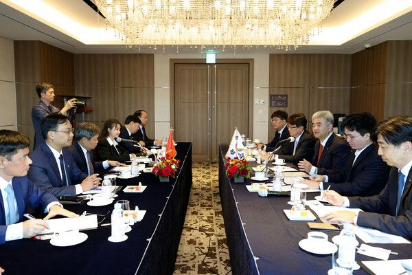 지난 9월 8일 정원주 대우건설 회장과 부 다이 탕 하노이 시장이 더그랜드롯데 서울에서 면담하고 있다/사진제공=대우건설