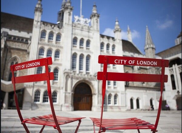 영국 런던 금융지구인 시티 오브 런던의 길드홀 앞 광장에 ‘CITY OF LONDON’ 문구가 적힌 붉은색 의자가 놓여 있다. 길드홀은 시티 오브 런던 지방정부와 금융 중심지의 상징적 건축물이다. [사진=시티 오브 런던 코퍼레이션(City of London Corporation)]
