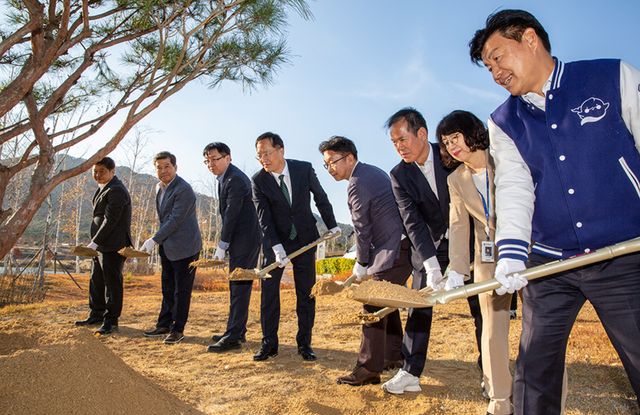 사진: 충남도와 충남도자원봉사센터, 현대트랜시스가 기념식수를 하고 있다.