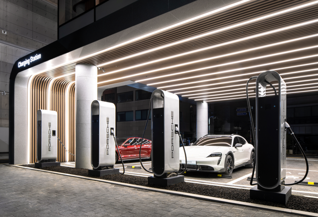 포르쉐 센터 성수와 포르쉐 스튜디오 송파에서는 급속 충전기를 각각 5대와 4대 운영한다.