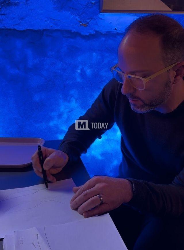 EX30와 XC40 디자인 차이를 설명하는 티 존 메이어(T. Jon&nbsp;Mayer) 볼보자동차&nbsp;글로벌 외장 디자인 총괄