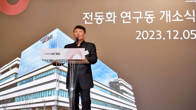 의왕 전동화 연구동 개소식에서 인사말을 하고 있는 현대모비스 이규석 사장