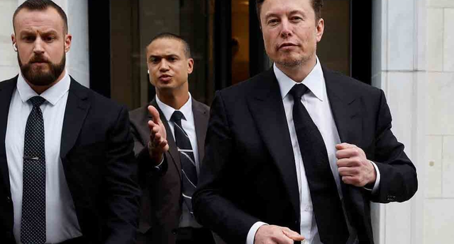 테슬라 일론 머스크CEO가 2023 억만장자 순위에서 루이뷔통 버나드 아르노회장에 밀려 2위로 내려 앉았다.