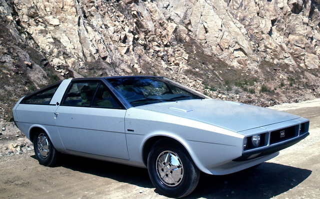 조르제토 주지아로가 디자인한 포니 쿠페