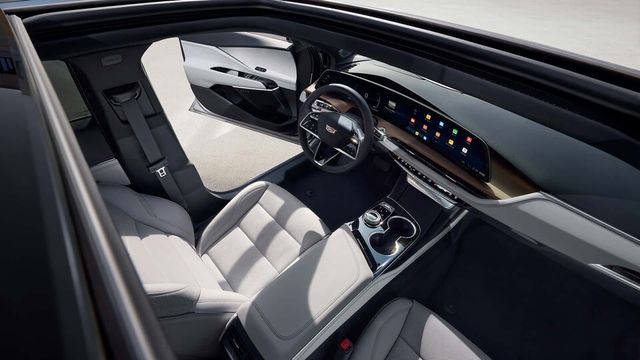 사진 : 캐틸락 GT4 실내 (출처 :&nbsp;https://www.motor1.com/photo/7290170/2024-cadillac-gt4-china/)