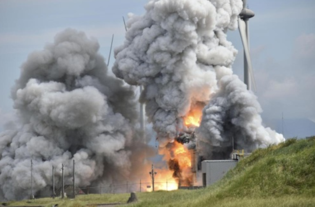 연소시험 중 폭발한 입실론 S 로켓