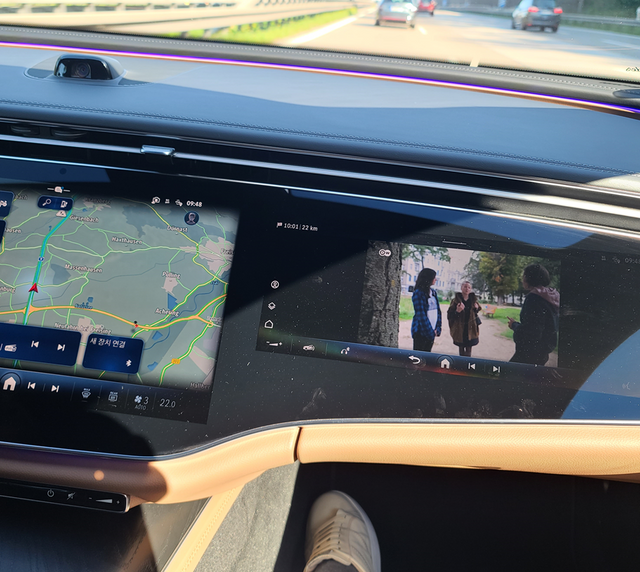 운전자쪽에서는 보이지 않는 동반자석 디스플레이