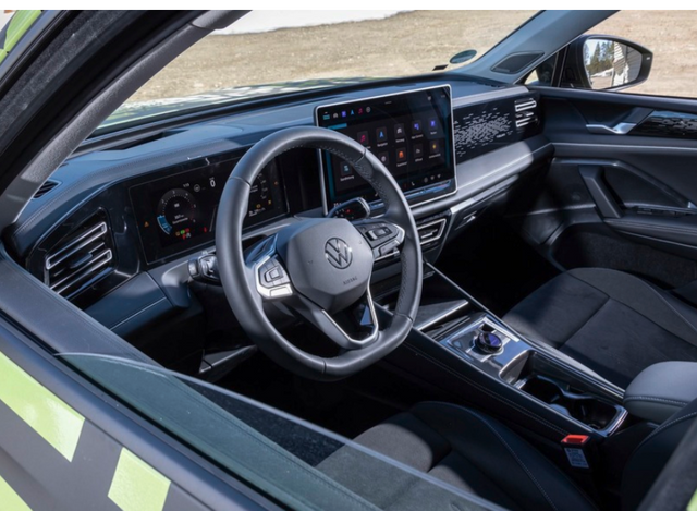 차세대 티구안에는 15인치 대형 스크린이 적용됐다.