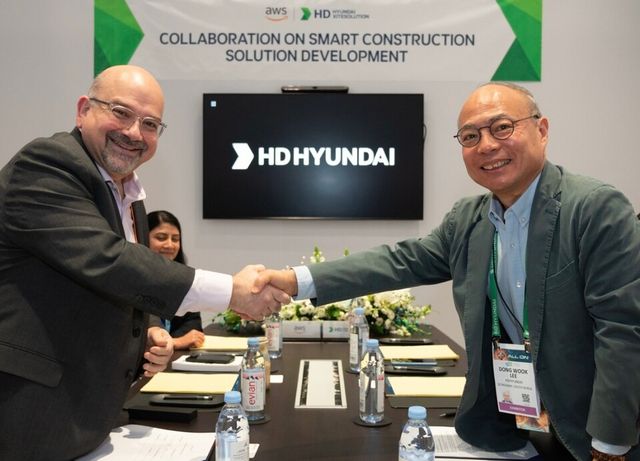 사진: 왼쪽 AWS 엔지니어링 야세르 알사이드 부사장, HD현대사이트솔루션 이동욱 사장