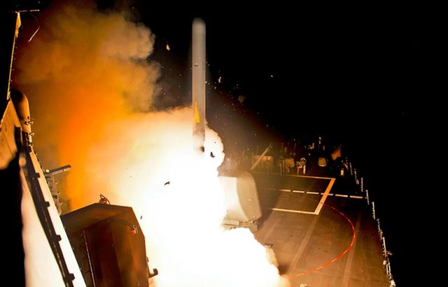 미국과 영국이 호주, 캐나다, 네덜란드, 바레인의 지원을 받아&nbsp;홍해 선박 공격에 대한 보복으로&nbsp;예멘의 후티 반군 시설에 대한 공격을 감행했다.