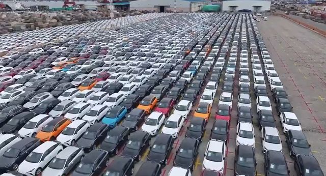 중국 푸젠성 아모이시 동도항에서 선적 대기중인 수출차량&nbsp;