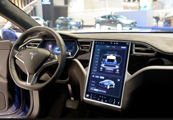 테슬라의 주행보조장치인 '오토파일럿 '