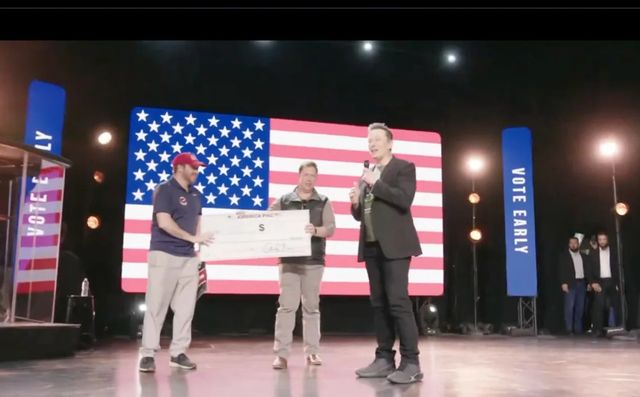일론 머스크(Elon Musk)가 미국 PAC를 대표하여 펜실베이니아 유권자에게 100만 달러의 허영 수표를 선물하고 있다. (사진 출처 daily beast)