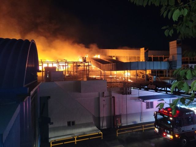 사진 : 울산&nbsp;남구 용연공단 내&nbsp;자동차부품업체&nbsp;공장에서 화재가&nbsp;발생했다. (출처=울산소방본부)