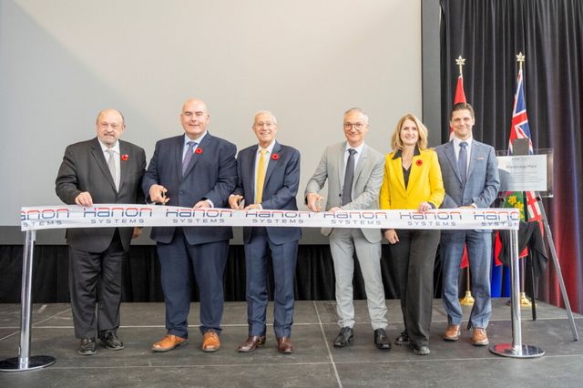 왼쪽부터 순서대로: 마이클 티볼로 (Michael Tibollo) – 온타리오주 부장관, 스티브 델 두카스(Steven Del Ducas) 우드브리지 시장, 빅 피델리 (Vic Pidelli) 온타리오 경제 개발부 장관, 프레드릭 플로리(Frederic Flory) 미주지역 총괄 수석부사장, 로라 스미스(Laura Smith) 온타리오주 부장관, 마이클 페데신 (Michael Fedchyshyn) 온타리오 건설기금 CEO