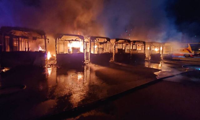 대만 타이중에서 전거비스 화재로 8대의 차량이&nbsp; 전소됐다.