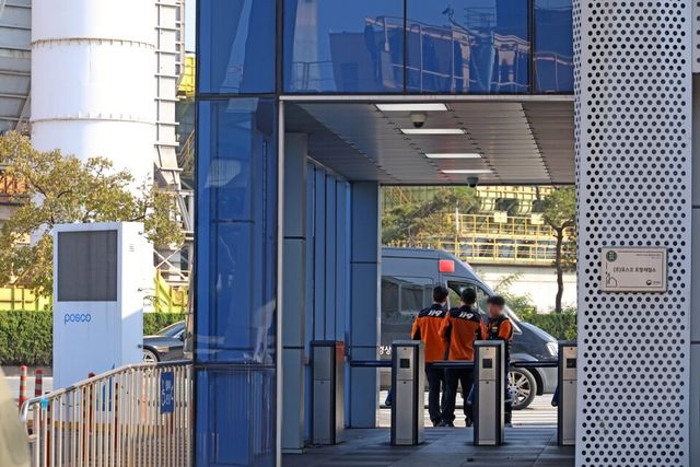 사진 : 12일 경북 포항시 남구 제철동 포스코 포항제철소 1문을 통해 포항남부소방서 화재 조사관이 들어가고 있다 (출처=연합뉴스)