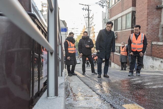 사진 : 지난 겨울에 제설대책 추진 현장을 점검하는 이기재 구청장 (출처=연합뉴스)