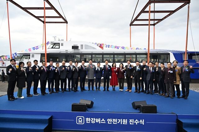 25일(월) 경남 사천에서 열린 '한강버스 안전기원 진수식'에서 참석자들이 기념사진을 촬영하고 있다. / 사진:서울시