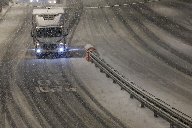 사진 : 서울 전역에&nbsp;대설주의보가 발효된 27일 새벽 서울 종로구 사직터널 인근 도로에 눈이 내리고 있다. (출처=연합뉴스)