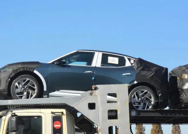 테즈먼 블루 색상이 추가된 것으로 보이는 GV60 페이스리프트(출처: 힐러티비)