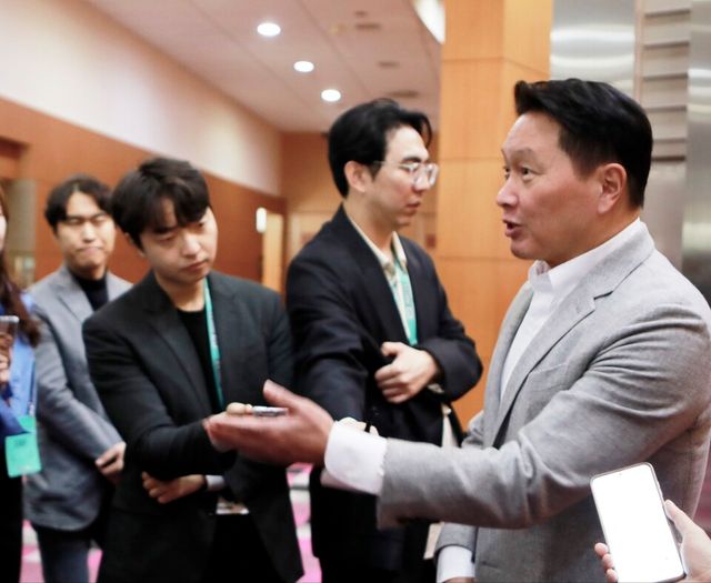 최태원 SK회장이 4일 서울 코엑스에서 열린 'SK AI 서밋 2024'에서 최근 젠슨 황 CEO와 만났는데 그가 HBM4 공급을 6개월 당겨달라고 요청했다고 밝혔다.