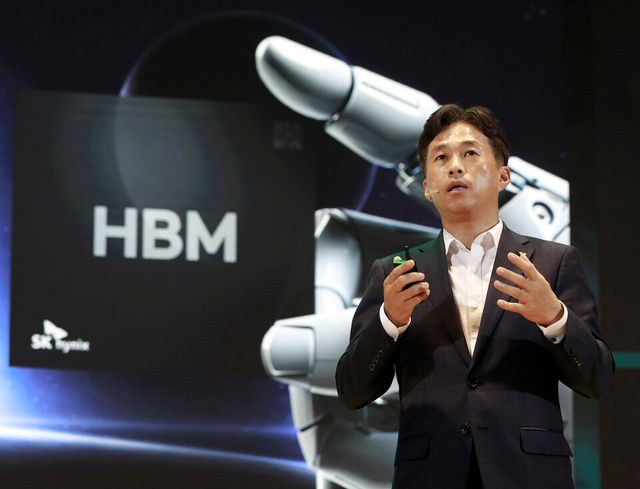 &nbsp;SK하이닉스 곽노정 사장이&nbsp;4일 서울 삼성동 코엑스에서 열린 ‘SK AI&nbsp;서밋&nbsp;2024’에서 ‘차세대&nbsp;AI&nbsp;메모리의 새로운 여정,&nbsp;하드웨어를 넘어 일상으로’를 주제로 기조연설을 하고 있다.