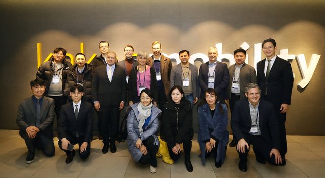 11일 경기 성남시 카카오모빌리티 사옥을 방문한 경제협력개발기구(OECD) 국제교통포럼(ITF) 글로벌 방문단과 카카오모빌리티 관계자들이 기념 촬영을 하고 있다.