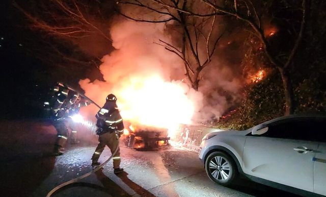 사진 : 출동한 소방대원이 화재를 진압하고 있는 모습 (출처=연합뉴스)