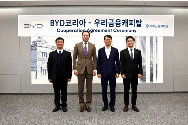 사진: BYD코리아 딩하이미아오 대표,&nbsp; BYD&nbsp;아시아태평양 자동차 영업사업부 류쉐량 총경리,&nbsp;우리금융캐피탈 정연기 대표, BYD코리아 조인철 승용부문 대표