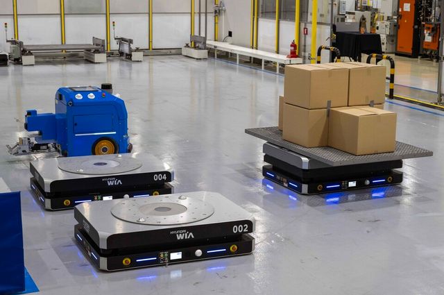 사진 :&nbsp;물건을 적재한 물류로봇(오른쪽)이 주변에 위치한 다른 로봇을 인식하고 이동하는 모습 (출처=연합뉴스)