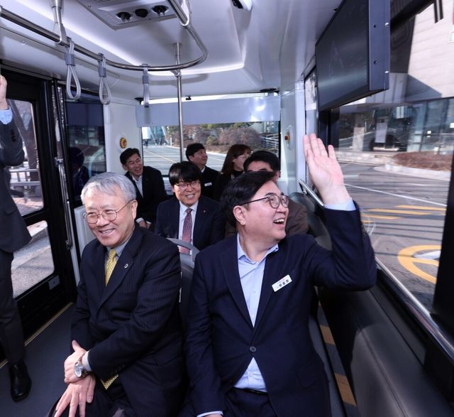 사진 : 지난 1월&nbsp;동작구&nbsp;자율주행 마을버스에 시승한 박일하 구청장(오른쪽) (출처=연합뉴스)