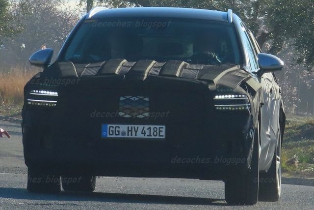 사진 : 제네시스 GV70 페이스리프트 전동화 모델 테스트카 (출처=decoches.blogspot)