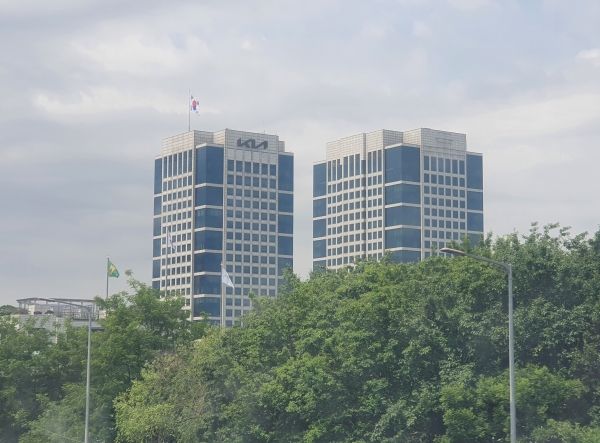 지난해 기아와 현대모비스 직원 연봉이 삼성전자를넘어섰다.