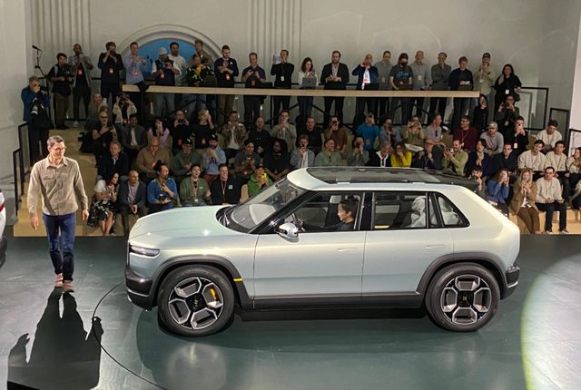 리비안의 CEO인 RJ 스케린지(Scaringe)가 신형 R2를 소개하고 있다.