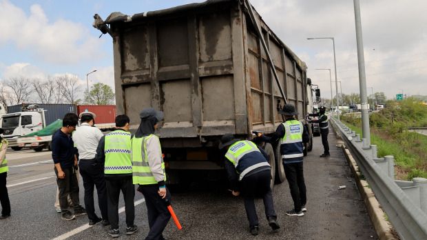한국교통안전공단은 4월 24일 서평택 톨게이트에서 화물차 합동 단속을 실시했다.