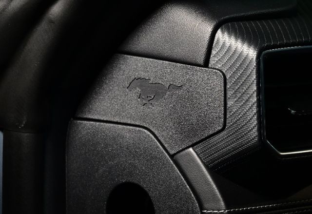 머스탱을 상징하는 달리는 야생마 로고가 새겨진 대시보드 측면