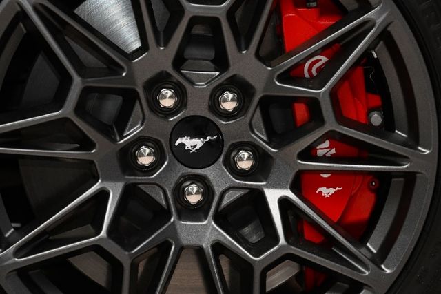 머스탱을 상징하는 달리는 야생마 로고가 새겨진 휠, ‘브렘보’ 브레이크