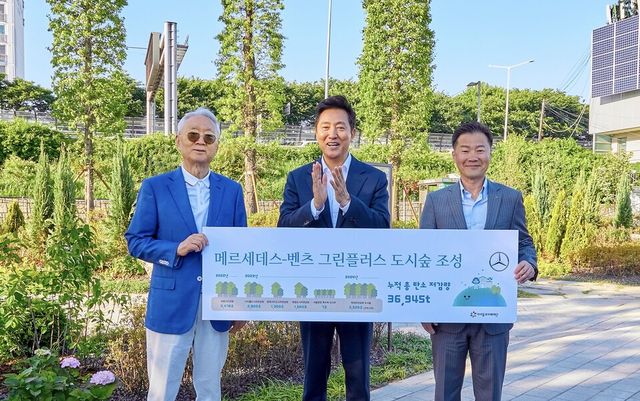 사진:&nbsp; 아이들과미래재단 이훈규 이사장(왼쪽),&nbsp;오세훈 서울시장,&nbsp;메르세데스-벤츠 사회공헌위원회 이상국 위원