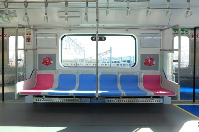 새로 도입된 지하철 8호선 전동차 내부/자료:서울시