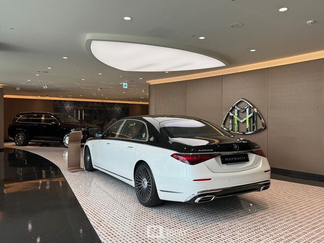 사진 : 2층에 전시된 '메르세데스-마이바흐 S 680 4MATIC'