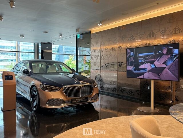 사진 : 고객이 직접&nbsp;본인의 마이바흐 차량을 맞춤 제작할 수 있는 디스플레이