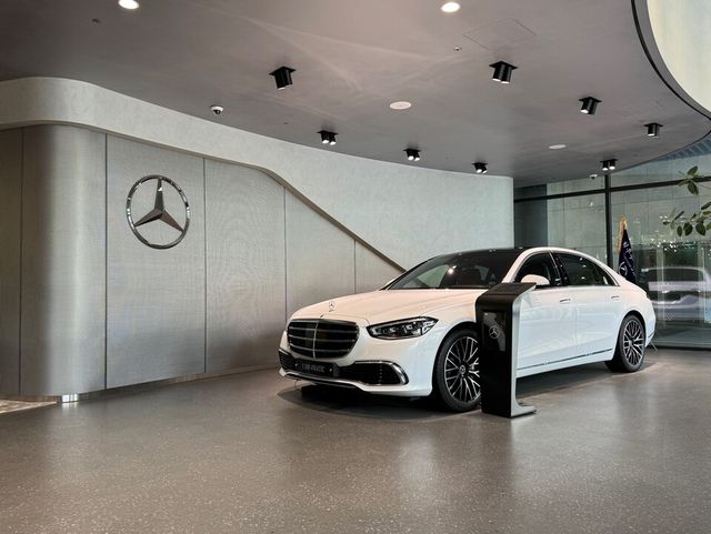 사진 : 1층에 전시돼 있는 '메르세데스-벤츠 S 580 4MATIC'