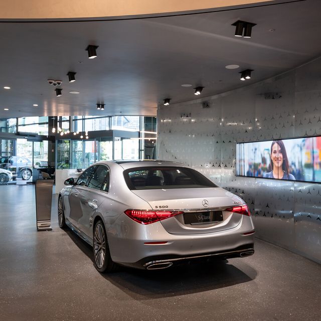 사진 : 1층에 전시돼 있는 '메르세데스-벤츠 S 500 4MATIC'