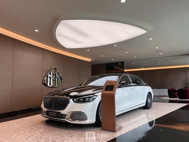 사진 : 2층에 전시된 '메르세데스-마이바흐 S 680 4MATIC'과 독일에서 공수해 온 마이바흐 엠블럼