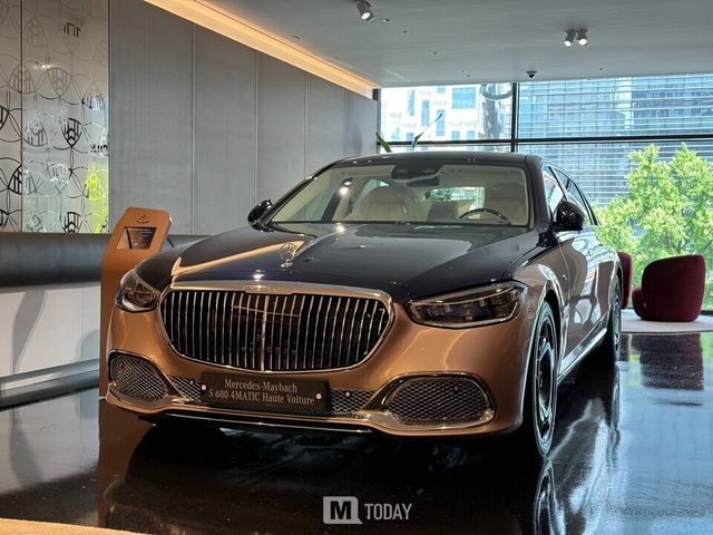 사진 : 2층 프라이빗 룸에 전시된 '메르세데스-마이바흐 S 680 4MATIC 오뜨 부아튀르 에디션'