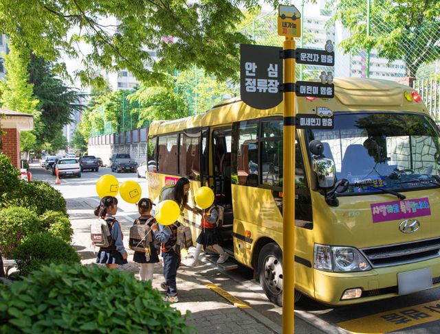 도로교통공단-SK가스-한국교통안전공단이 어린이 교통사고 예방을 위해 ‘멈춤 캠페인’의 일환으로 조성한 어린이통학버스 안심정류장에서 어린이들이 하차하고 있다./제공:도로교통공단